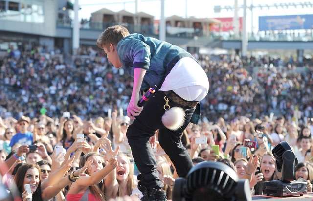 ジャスティン・ビーバーに新恋人？　パンツまる見えデート