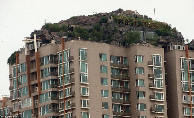 26階建てマンションの屋上にリアルラピュタを建築!?当局が解体を命令