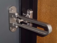【要注意】 玄関の「U字ロック」はひもで簡単に開けられるらしい…強姦目的で解錠し侵入した男「方法はネットで調べた」