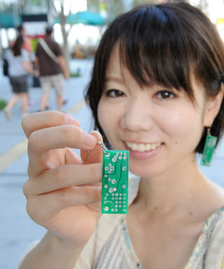  基板や化学式のピアス…文系女子も「リケジョ」の装い 「理系アクセサリー」、機能美で人気  – 掲示板 – SALON