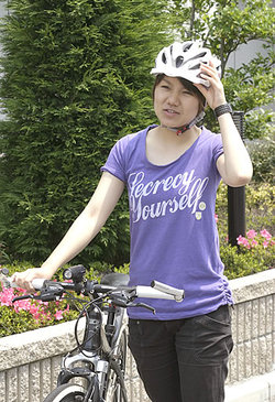 「目に見えない」自転車用ヘルメットをスウェーデンの女子大生が発明！