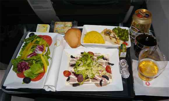 団体客30名全員が機内食の食器を無断で持ち帰り → 乗務員が注意 → まさかの逆ギレ「バカにするな！」
