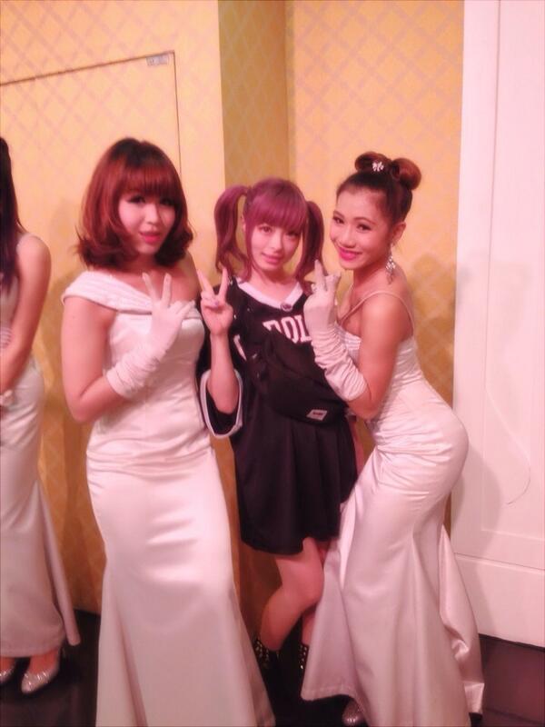 きゃりーぱみゅぱみゅと写ってるタイのニューハーフがデカいww