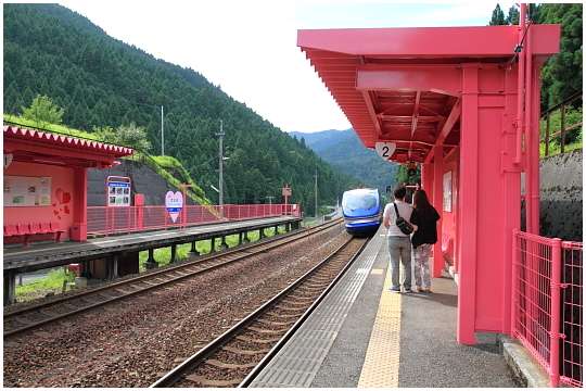 超絶ピンクな恋愛スポットの無人駅、コチラです