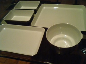 団体客30名全員が機内食の食器を無断で持ち帰り → 乗務員が注意 → まさかの逆ギレ「バカにするな！」