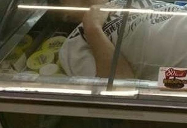 韓国人「日本のコンビニ店主の息子、アイスの冷蔵庫に入って記念撮影　その写真をネット上に投稿した結果…」 : カイカイ反応通信