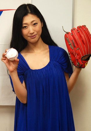 壇蜜、故郷の秋田県で始球式決定！「怒られない程度の衣装で」