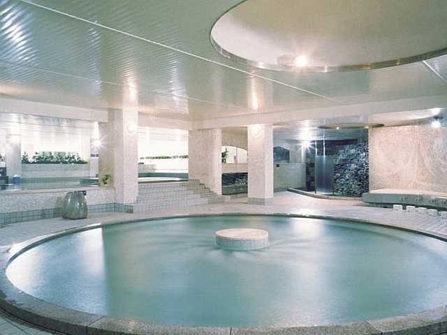 「妻と不仲で女性をのぞきたかった」銭湯に侵入した消防士　見つかって飛び降り右足骨折