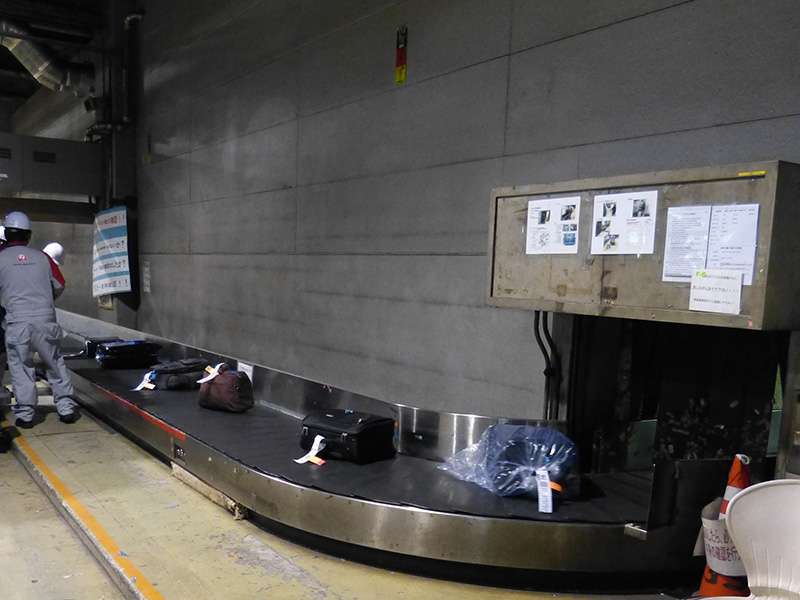 荷物用コンベヤーに乳児乗せられ死亡 スペインの空港