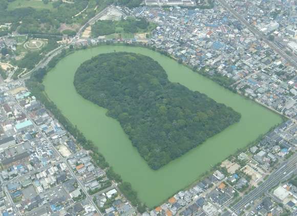 クッション、ピアス、すごろく…古墳グッズが大人気