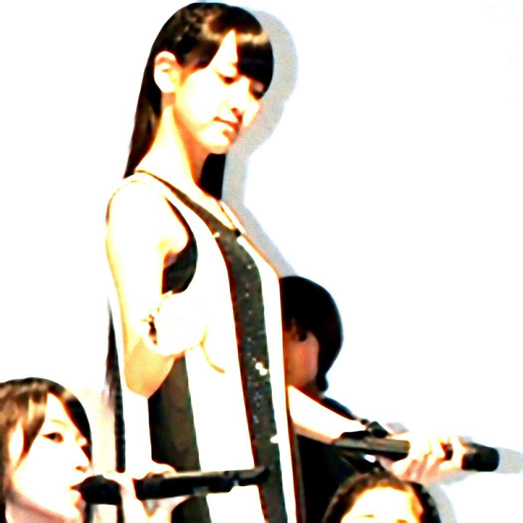 モーニング娘。のイベント写真に幽霊が写ってる((((;゚Д゚)))
