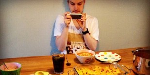 SNSで食べ物に関する内容ばかりアップしている人は心理的な問題を抱えている可能性あり