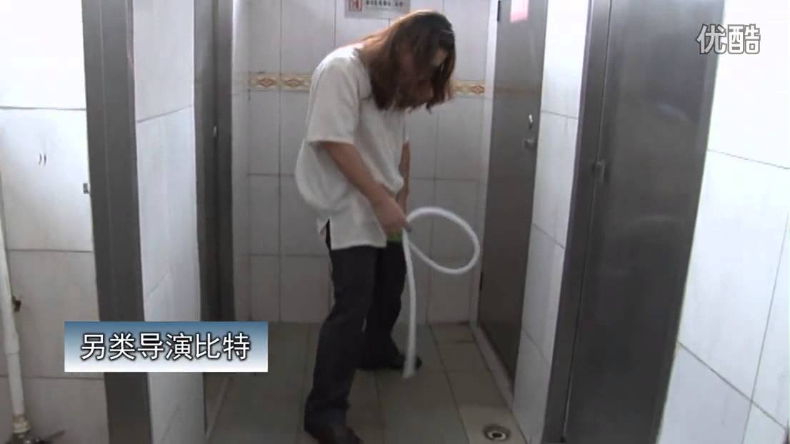 视频: [拍客]深圳老汉村姑公厕门口叫卖"尿不歪" - YouTube