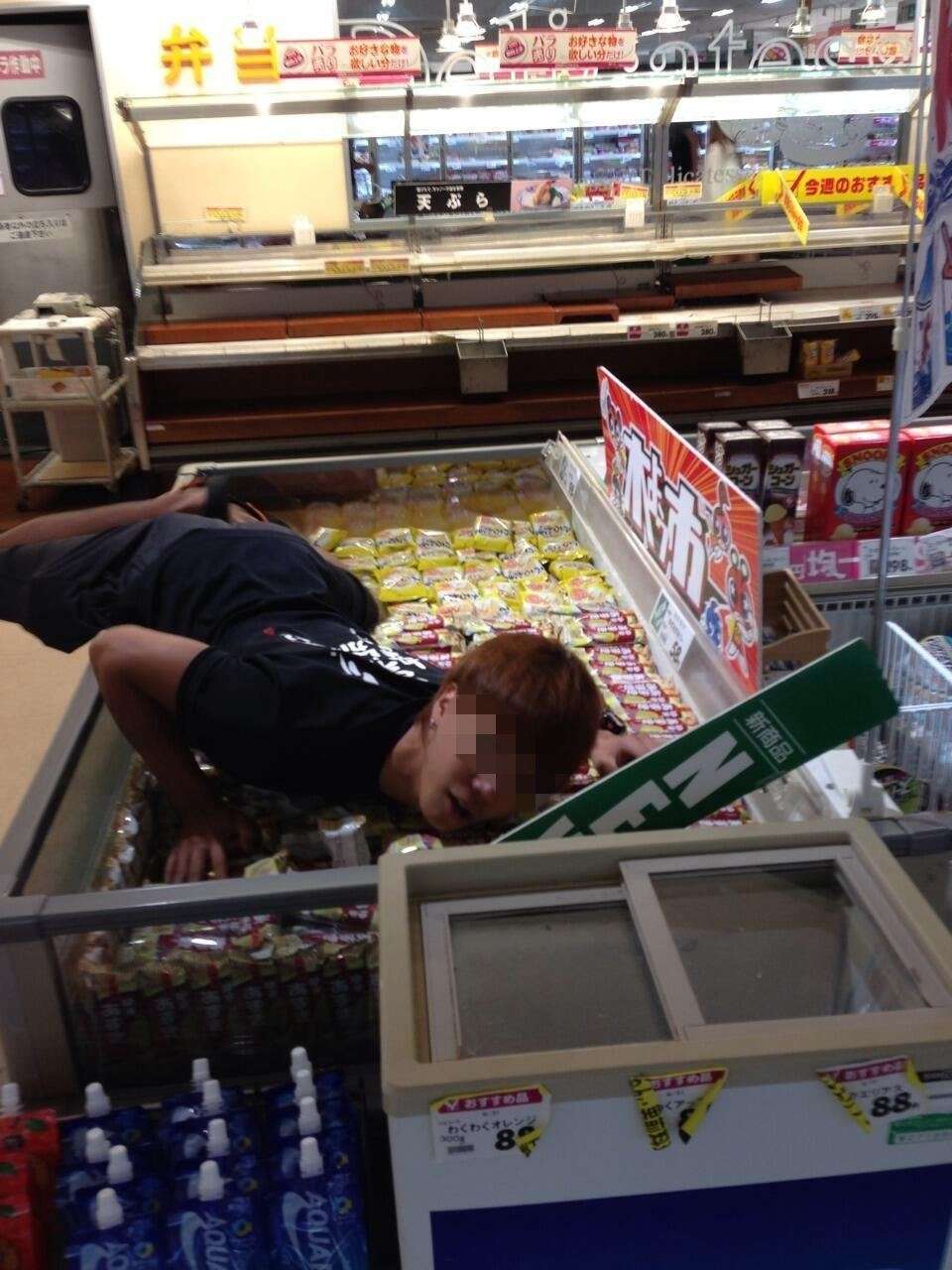 【バカが止まらない】コンビニで放尿、陳列雑誌にかける…別店舗勤務の男逮捕