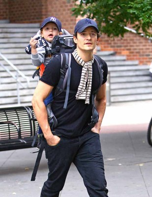 ミランダ・カーがまたもやブラなし乳首ドレスで登場　街が渋滞に!?