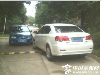 【中国】「絶対に道は譲らない！」 2台の車が路上で1日半もにらみ合い