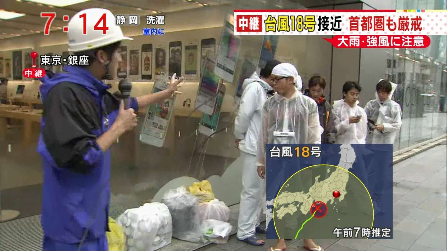 iPhoneを買うために台風接近の中10日前から行列を作った結果www