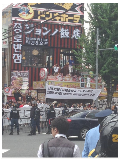 【速報】武装警察も登場！ 新宿がヤバイことになっている