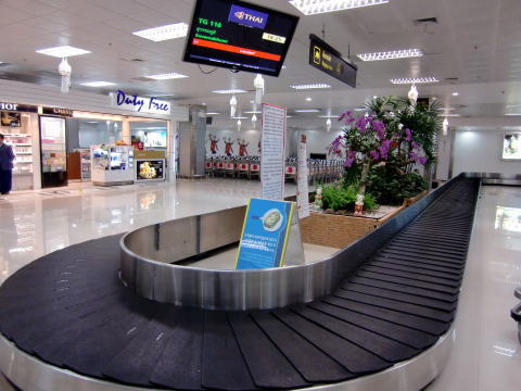 荷物用コンベヤーに乳児乗せられ死亡 スペインの空港