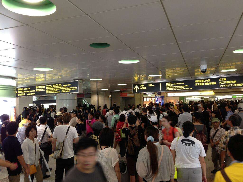 【速報】武装警察も登場！ 新宿がヤバイことになっている