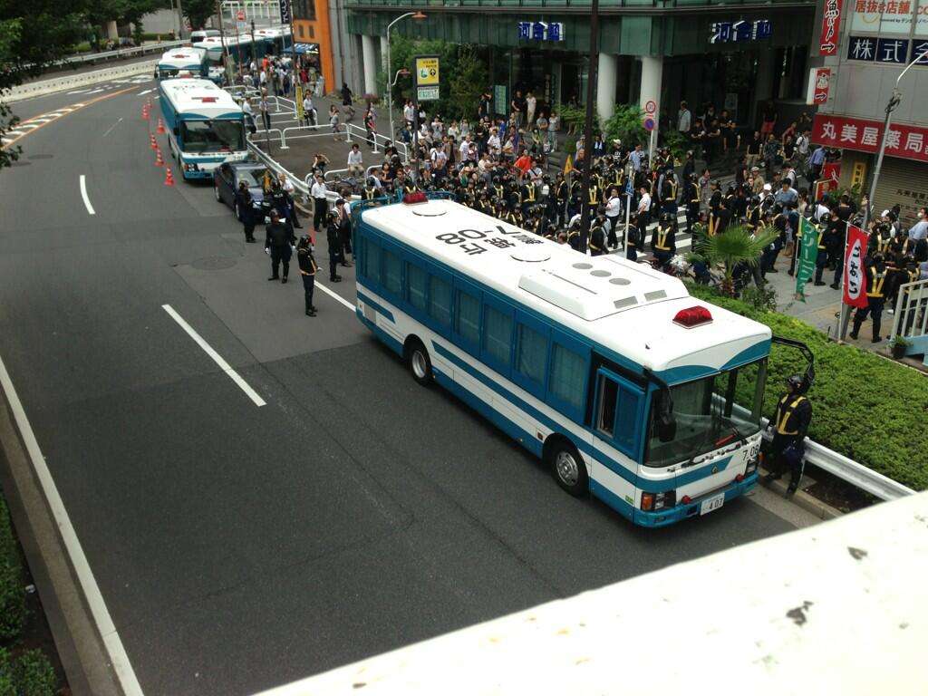 【速報】武装警察も登場！ 新宿がヤバイことになっている