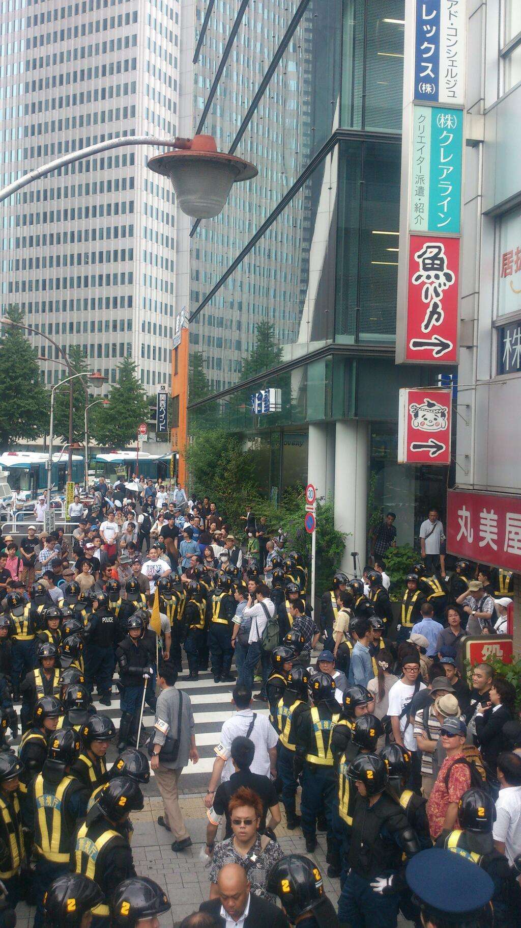 【速報】武装警察も登場！ 新宿がヤバイことになっている