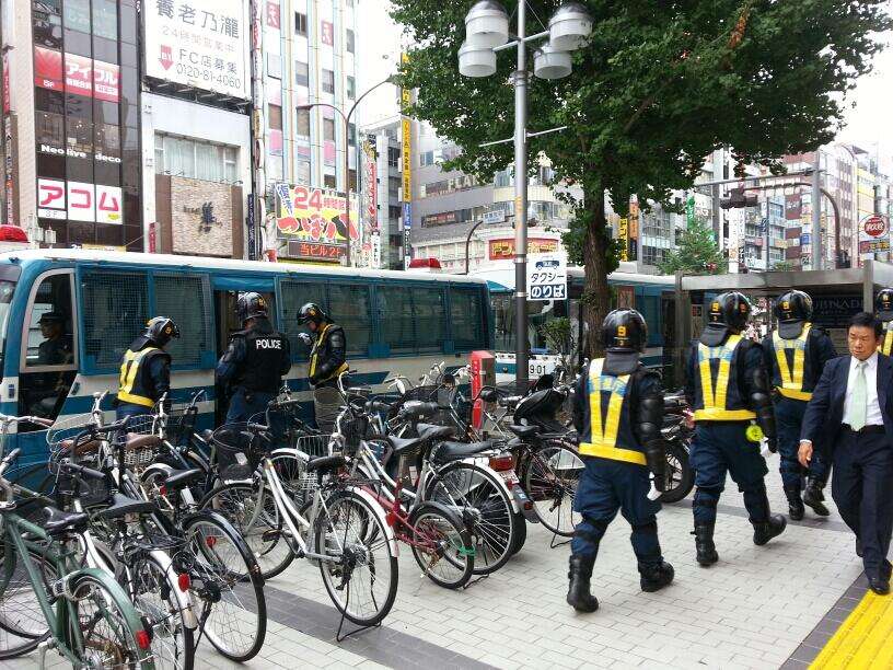 【速報】武装警察も登場！ 新宿がヤバイことになっている