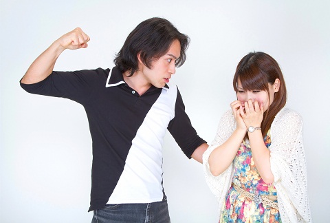 結婚相手の候補からはずれる男性って? -「収入が少ない」「マザコン」