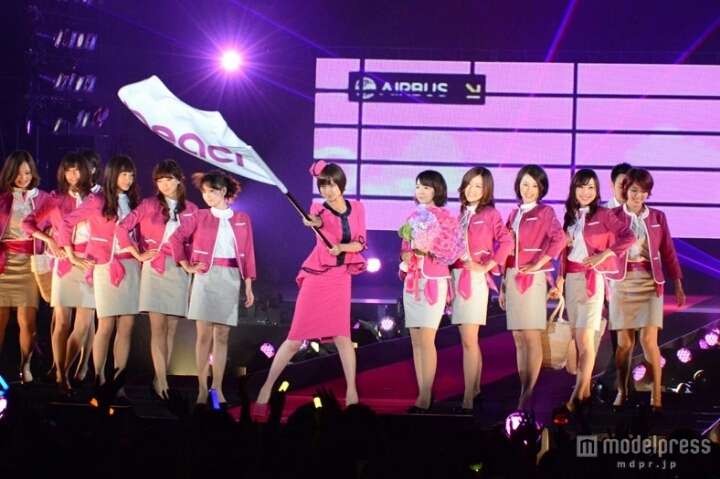 篠田麻里子、美人CA達に芸能人としての格の違いを見せつける