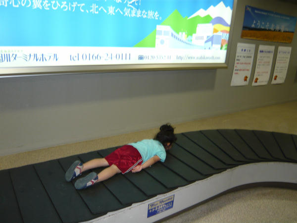 荷物用コンベヤーに乳児乗せられ死亡 スペインの空港