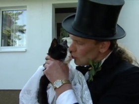 ネコと結婚式を挙げた39歳ドイツ人男性 - 動画 - Yahoo!映像トピックス