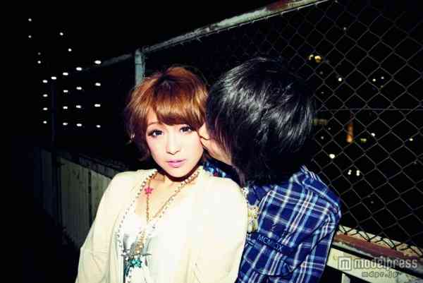 鈴木奈々が雑誌で婚約中の彼氏とのラブラブ2ショットを披露