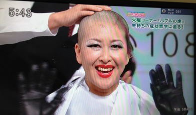 岡本夏生48歳の禊ぎ、5時に夢中でスキンヘッドになる(^_^;)