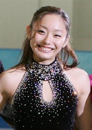 安藤美姫が会見でパンチラしている件