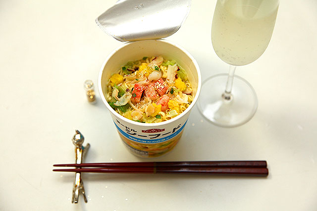 カップラーメンをどこまで豪華に撮影できるか試してみた結果…