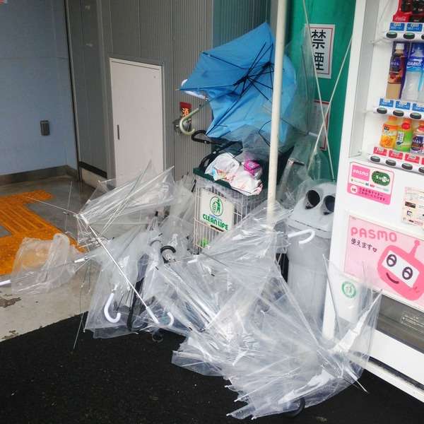 これが日本のおもてなし？傘のポイ捨てマナーが悪く危険だと話題に