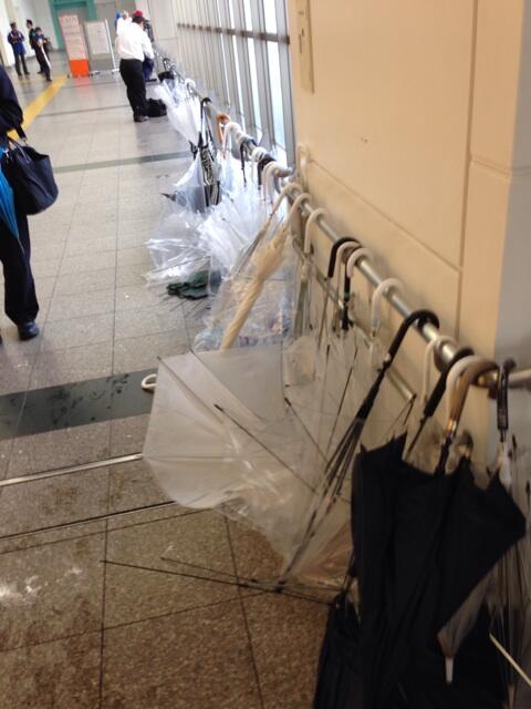 これが日本のおもてなし？傘のポイ捨てマナーが悪く危険だと話題に