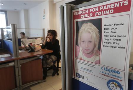 本物の両親はどこ？ギリシャ「金髪天使の謎」話題に　少数民族居住地に４歳白人少女