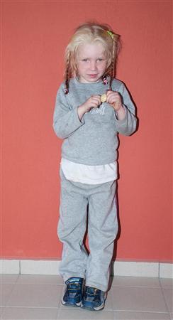 本物の両親はどこ？ギリシャ「金髪天使の謎」話題に　少数民族居住地に４歳白人少女