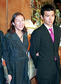 RIKACOと渡部篤郎が2人の子供とハワイ旅行！中谷美紀も了承