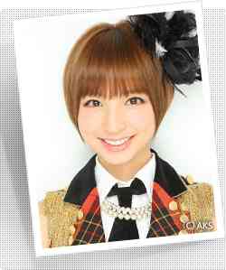 【AKB48】篠田麻里子、インタビュー収録に遅刻。たかみなは走って来て謝るも、篠田は優雅に歩いて着席、スマホをイジリながら答える