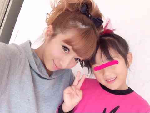 辻希美が立ち上げた子供服ブランド「Saruru」の大人用をご覧ください