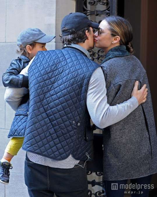 離婚のオーランド・ブルーム&ミランダ・カー、腕組んでお出掛け!別れ際にはキスも