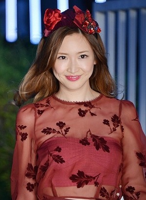 紗栄子、ブラ1枚で美バスト&くびれを大胆披露