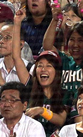 里田まい、日本シリーズ観戦で試合前ノック打球を素手でキャッチ！観客も大興奮