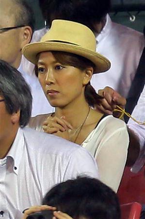 里田まい、日本シリーズ観戦で試合前ノック打球を素手でキャッチ！観客も大興奮