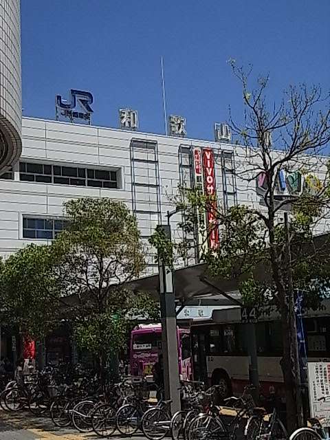 和歌山駅でJR運転士がトイレ盗撮か　客が乗降中に