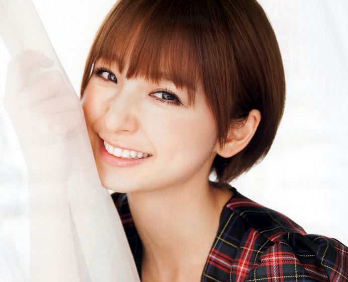 篠田麻里子、台風の風で放送事故