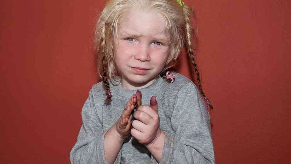 本物の両親はどこ？ギリシャ「金髪天使の謎」話題に　少数民族居住地に４歳白人少女