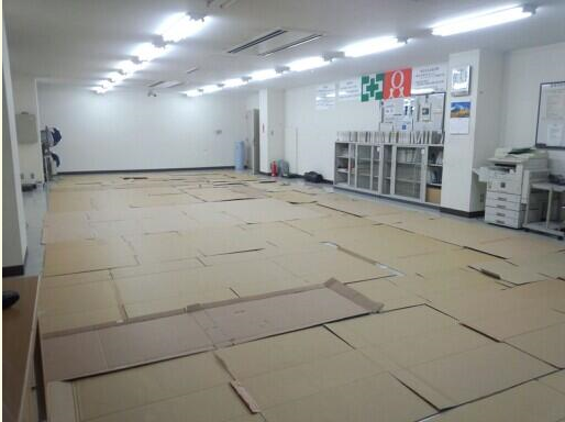 台風で遅刻したら「始末書」！ 会社が用意した仮眠室が酷過ぎると話題に